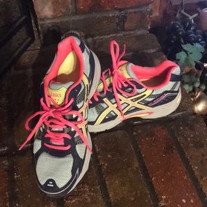Running shoes size 8.5